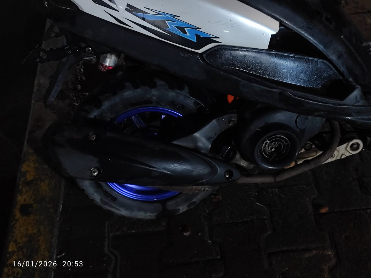 العنوان كربلاء حي التعاون قرب مطعم النافوره دراجه بوسه 55 بلادي ما مفتوحه ماكينتهم مشيه في سنها 
400 وبيها مجال رقم الموبايل واتساب ***********
