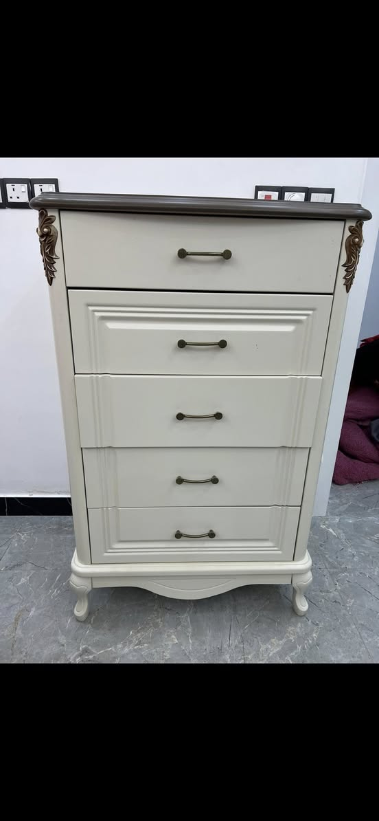 غرفه جديده للبيع امانه الله صارلي شهرين مشتريتها جديده شحط او وصخه مابيها  سبب بيع حسافر  الي ناوي ياخذها ومتأكد يتصل ع رقم رجاء لتبخسون بسعرها لان جديده
 ‭0770 001 7398‬
