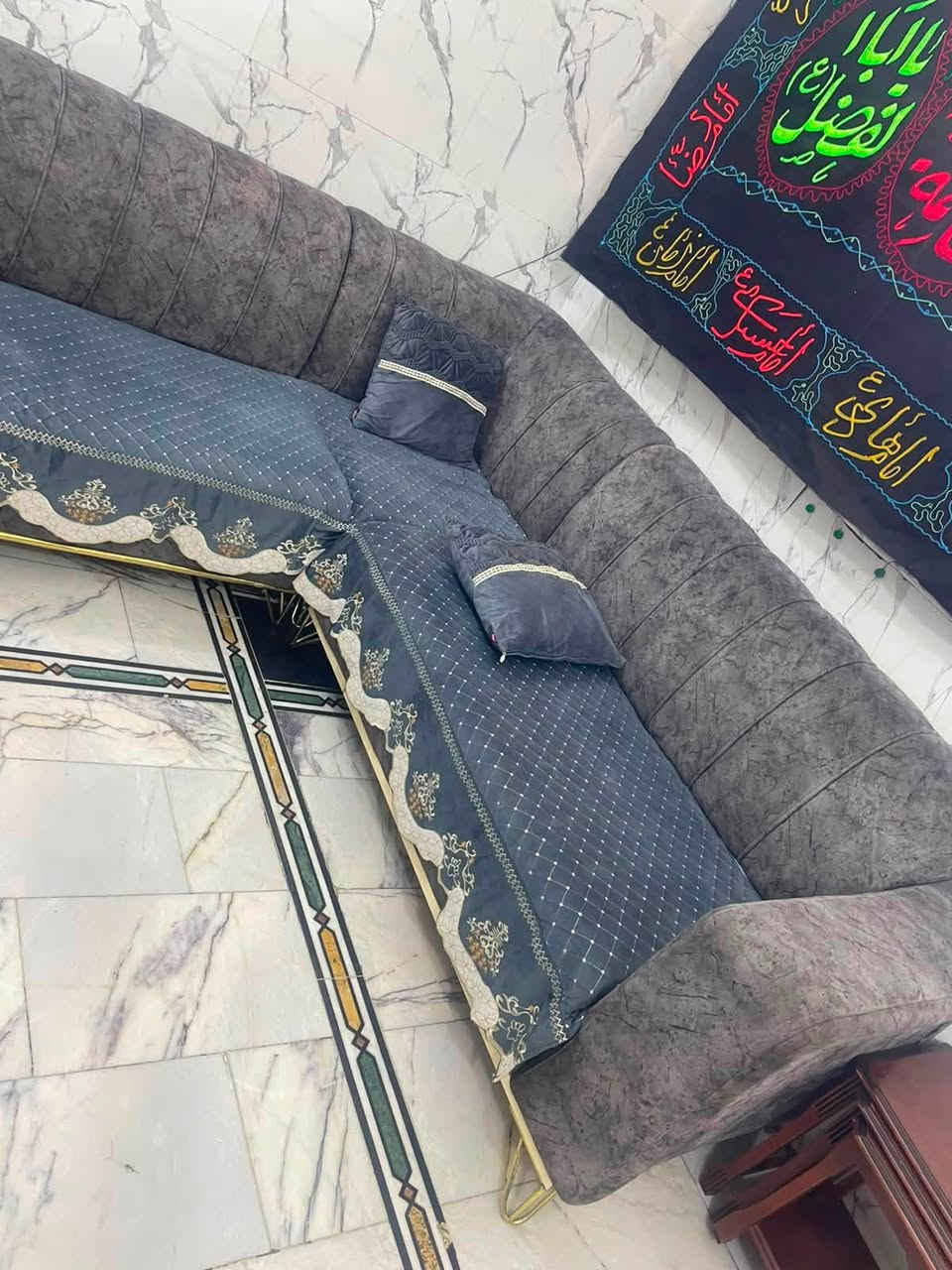 ديوان درجة اولة للبيع  السعر ٣٥٠
***********
