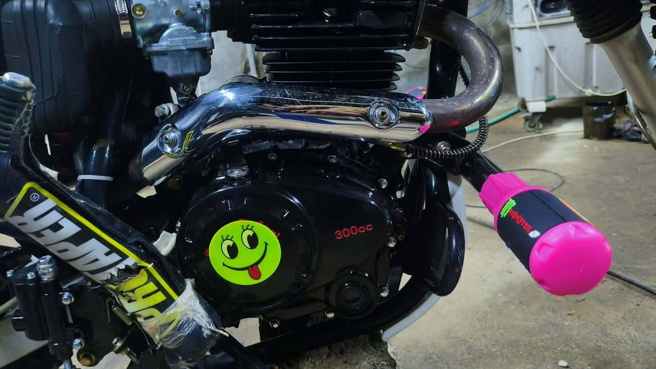 قفاز كاويار موديل 25 محرك كير شرط شلعه ومعدل نار صارله شهرين من مشدود السعر مليون وميه وخمسين وبي مجال شي قليل شراي اتصل وبيك خير ودلل ***********
