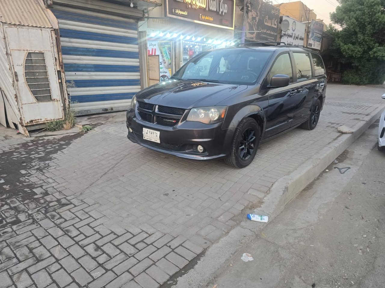 السلام عليكم
دوج كرفان موديل 2019 
محرك 3600 
داخل جلد اسود 
تبريد 3 قطع 
جي تي 
حادث 3 قطع جاملغ 
وبابين الأيمن تبديل 
للاستفسار ***********
السعر 180 ورقة بيها مجال بسيط
