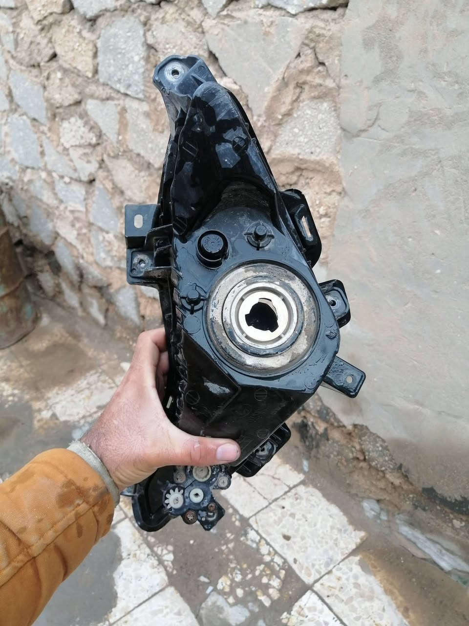 لايت النتره امامي صوب الأيمن وكاله شركه عوزه بس جام فيشه كامله وبلاجكتور دعاميه صوب الايسر وقباقه لايت للبيع الي يحتاجهن ***********
