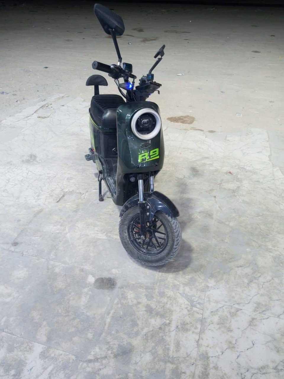 السلام عليكم دراجه ار9البيع موديل 25دراجه بطاريات 32امبير جدد تخبل كامله غراضها كامله مكاني البصره الزبير السعر 400وشراي يدلل رقم الهاتف ***********
