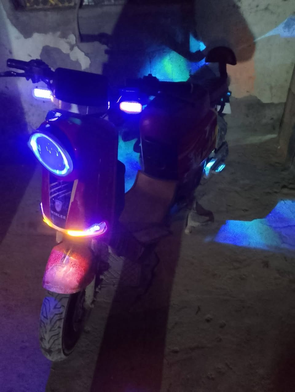 سلام عليكم دراجه شحن للبيع نضيفه كامله بطاريات قبل 3 يام من بدالهن الله شاهد اشاير يمنه يسره سويجين وبطاقتين تراجه تمشي نمر اوله وثانيه وثالثه ورابعه تايرات جدد هس شادله الله شاهد سعره 500 وبيهه مجال***********
