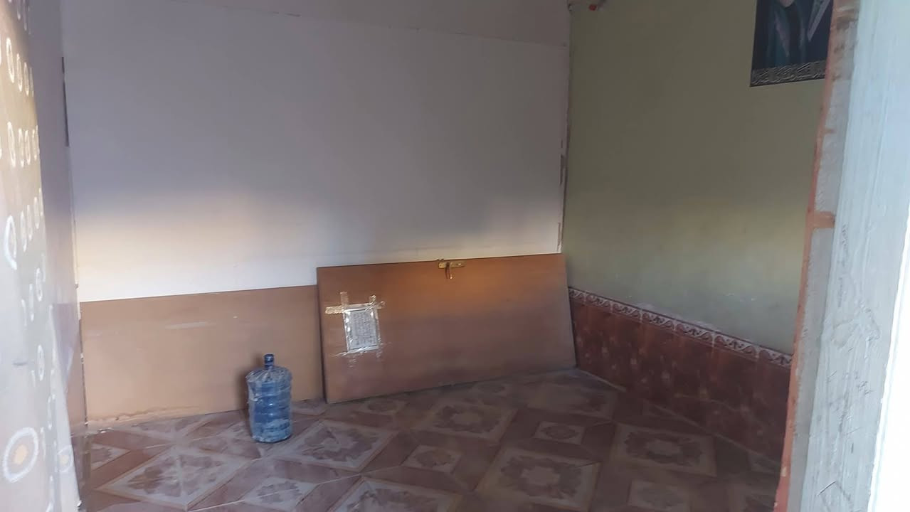 سلام عليكم
بيت للبيع طابو صرف 

مساحه ١٢٥م

وجه ٦وربع ونزال ٢٠م 

مكانه حي السيده زينب قريب للكليه البيطريه 

بناء طابوك عكاده يحتاج ترميم 

يتكون من 
👇
ديوانيه مطبخ صاله غرفتين وصحيات ومنور وطارمه جبيره 

السعر [٨٥]وقابل للتفاوض 

لاستفسار مراسلة الحساب أو الاتصال على الرقم 

***********
