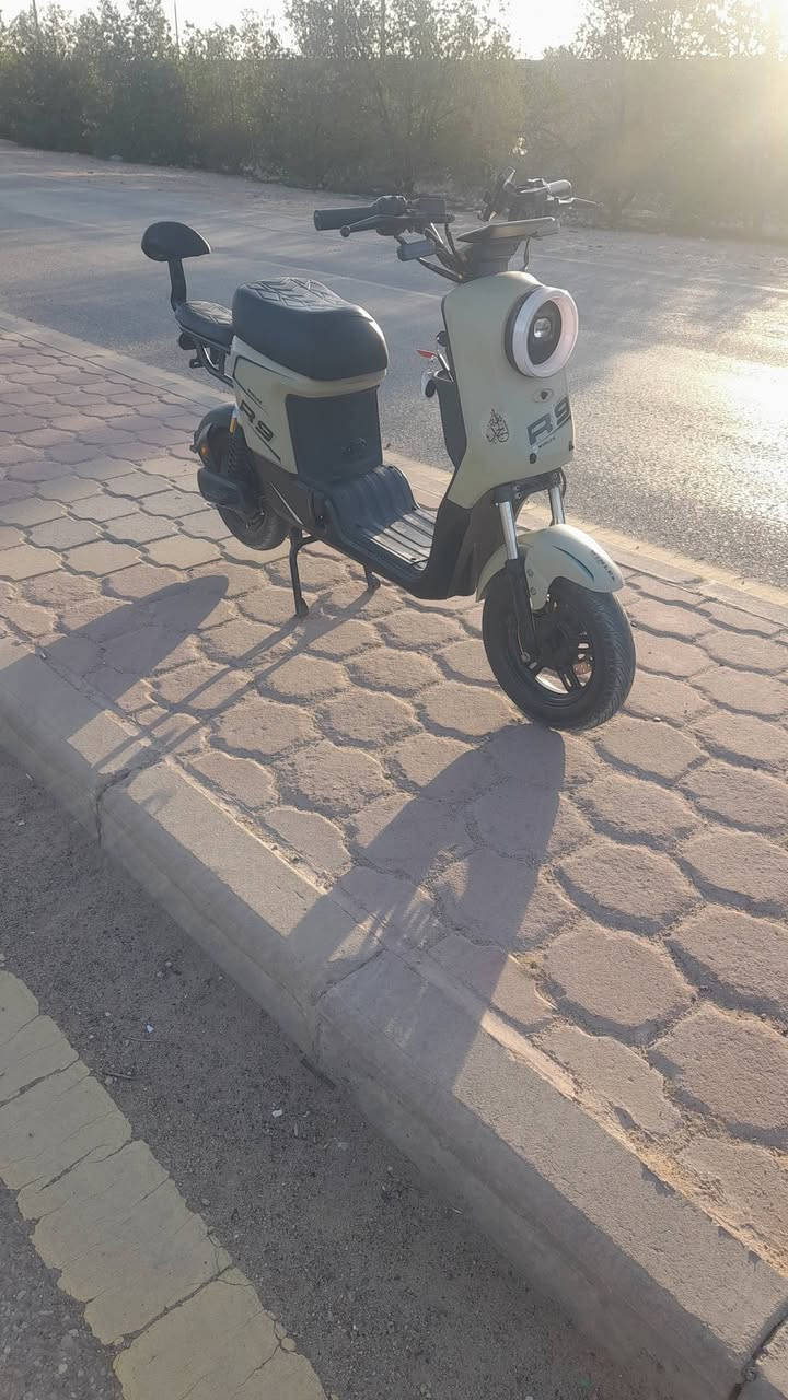 سلام عليكم دراجه شحن ار ٩ مديل ٢٥ جديده كلش ستخدم قليل جاهزه مجهزه بطاريات الحجم كبير مكانه البصره زبير رقم مبايل ***********

