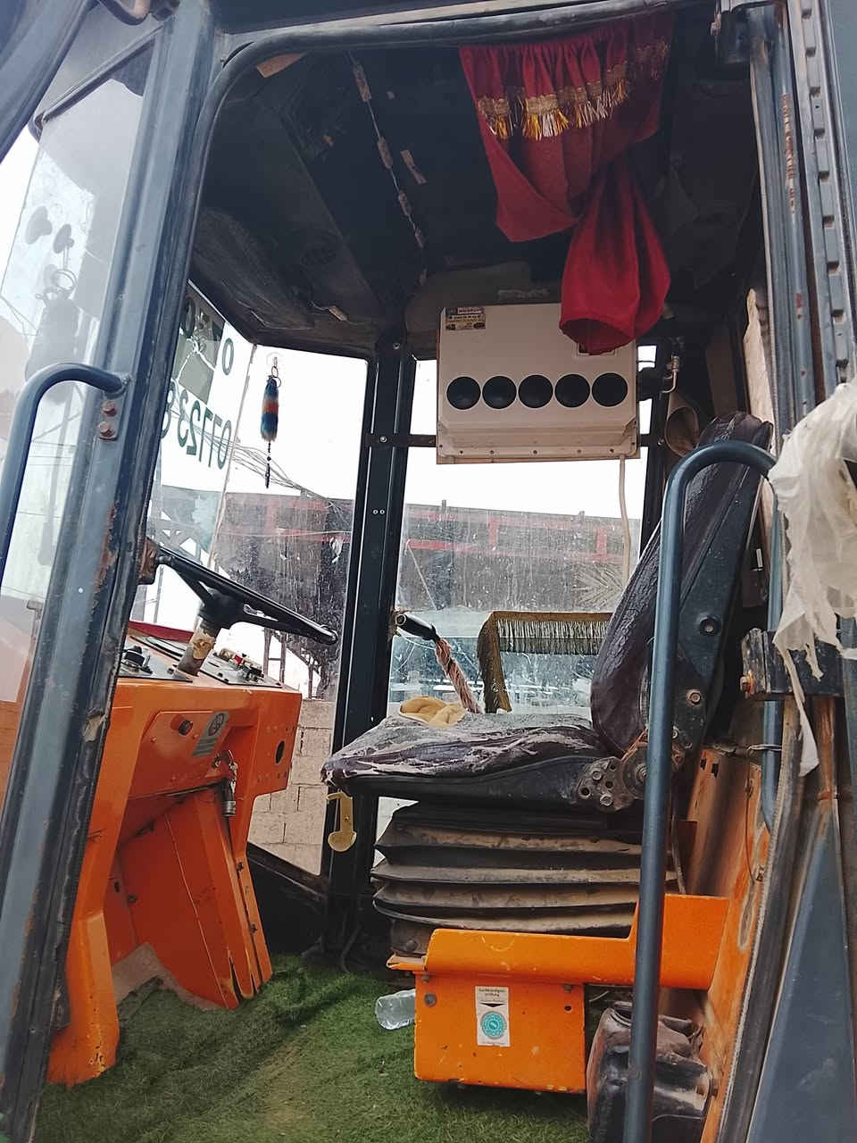 للبيع حادلهBOMAG213 
مكان واسط العزيزيه 
مكينه جاهزه في موقع العمل 
السعر 3شدات  ونص وبيه مجال 
 اتصال***********8
