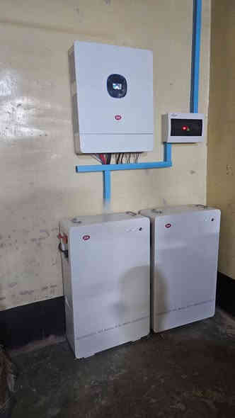 #منظومة رقم 3141 وبضمان حقيقي 5سنوات

#الجودة_عنواننا تستمر عملاقة الطاقه الشمسيه بتميزها وابداعها  اذ تم بفضل الله تنصيب منظومة عملاقه  لمنزل السيد(احمد عناز عثمان/ في محافظة صلاح الدين ناحية العلم)
 بواقع 30 #امبير_نهاري و25 #امبير_ليلي 🔋
مكونات المنظومة  👇👇👇
1- الواح #تايكر  عدد (16) بايفشل وجهين N type قدرة اللوح 590 watt ضمان 15 سنوات ✅
2- #بطارية ايتل عدد (2)من شركة #ليثيوم  حجم 14.5ك  وبضمان حقيقي 5سنوات كاملة ✅
3- انفيرتر نوع ايتل حجم  12ك جودة ممتاز
 ضمان حقيقي 3سنة   ✅  .
4-#حديد مغلون 1.6 ملم مقاوم وقوي جدا مع حدادة درجة اولى ✅
5- توصيلات واسلاك خاصة بالطاقة الشمسية اصلية 6 ملم مطلي بالقصدير ✅
للاستفسار ومعلومات اكثر_زورونا_في_مواقعنا  ✅
#مكتب_كولدن_بور 1 ✅
#الحويجة_شارع_الكهربائيين 

الدكتور المهندس اياد الجبوري 
 ‏ ‪  ***********‬‏📱
  ***********  📱
  أ.خليل علي العبود 
   *********** 📱
________________
#مكتب_كولدن_بور 2✅
الحويجة ركن القادة قرب المستشفى
أ. عماد بهجت
***********
________________
#مكتب_كولدن_بور 3✅
قرى الحلوات - العون 
أ. ساجد العزاوي
‏‪0783 226 6602‬‏ 📱
_______________
#مكتب_كولدن_بور 4 ✅
كركوك - ناحية يايجي
أ. ليث حسين 
***********للأتصال
***********واتس اب
________________
مكتب_كولدن_بور 5 ✅
كركوك_ناحية الرياض
مهندس ياسر
***********
________________
مكتب كولدن بور 6
كركوك تسعين مجاور قسم الامتحانات
س.محمد العزاوي
***********
***********
________________
مكتب كولدن بور 7
ناحية العباسي
س احمد جمعه
***********
________________
#قرى الكاظمية& صدر النهر✅
نقطة بيع ملا حسين ابوعبدالله 
***********
________________
مسؤولين فريق الصيانة 
ا.شوقي الدوري
***********  📱
ا.سيف العزو 
***********  📱
__________
للبيع بالاقساط التواصل مع
أ. ساجد العزاوي
‏‪0783 226 6602‬‏ 📱
