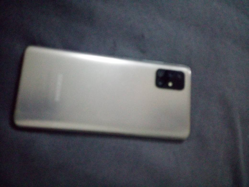 السلام عليكم جهاز لبيع نضيف يحتاج فقط شاشه محتركه  اسمهه اي 51 قفله 75 مكان حر الصغير واتساب ***********
