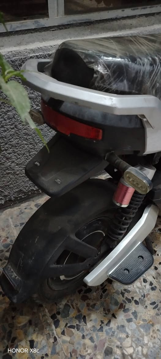 السلام عليكم اخوان من رخصة الأدمن عندي دراجة شحن للبيع كاملة بدون بطاريات نصف عمر حجم 800 واط السرعة 60 للاتصالات ***********
