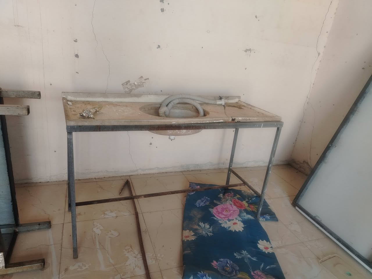 سلام عليكم اريد ابيع كافتريه البيع مكاني نجف شراي يخابرني ***********شراي يخابرني سعدهن ٢٣٥ وبيه مجال بدون سنكي مكيور***********
