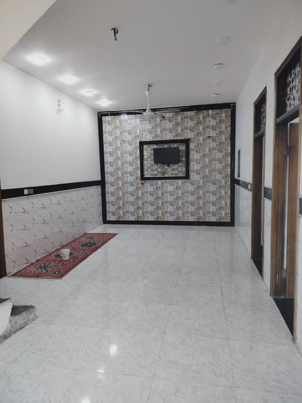 بيت مساحه 330 متر ركن علا شارعين مجاور اله قطعه فضله تابعه اله200متر مجوره منتزه
البيت متكون من مضيف 4/8 وثلالث غرف نوم 4/6
طبعن مجمع صحيات مقابل المضيف ومجمع صحيات مجور المطبخ معه مطبخ 5/5طبعن المطبخ ول مجمع صحيات خارج البيت معه صاله8/4 وطابق الثاني مكون من صاله كامله جاهزه هم8/4 طبعن علا شارع العام الي هوه شارع 20 البيت بنيانه درجه اوله كله صب كونكريت درجه اوله متعوب عليه وبورسلاين وسيراميك درجه اوله 
سعر 180 وبي مجال حگ الجيه
رقم صاحب البيت***********
وتگدر تراسلني خاص
تكدر تجي بئي وقت يعجبك شوف البيت
العنوان حي اور شارع عشرين شراع جسر ول عمارت مجاور مطعم كباب انور ابو شهد
