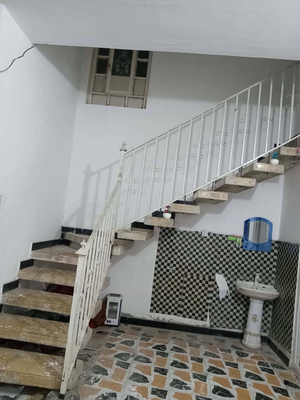 السلام عليكم بيت للبيع بالديوانية بالشافعية قرب الطوارئ الجديدة وقرب دائرة الكهرباء الجديدة كهرباء وماء وتبليط المساحة 150م طابقين كدامه ساحة للإستفسار ***********
