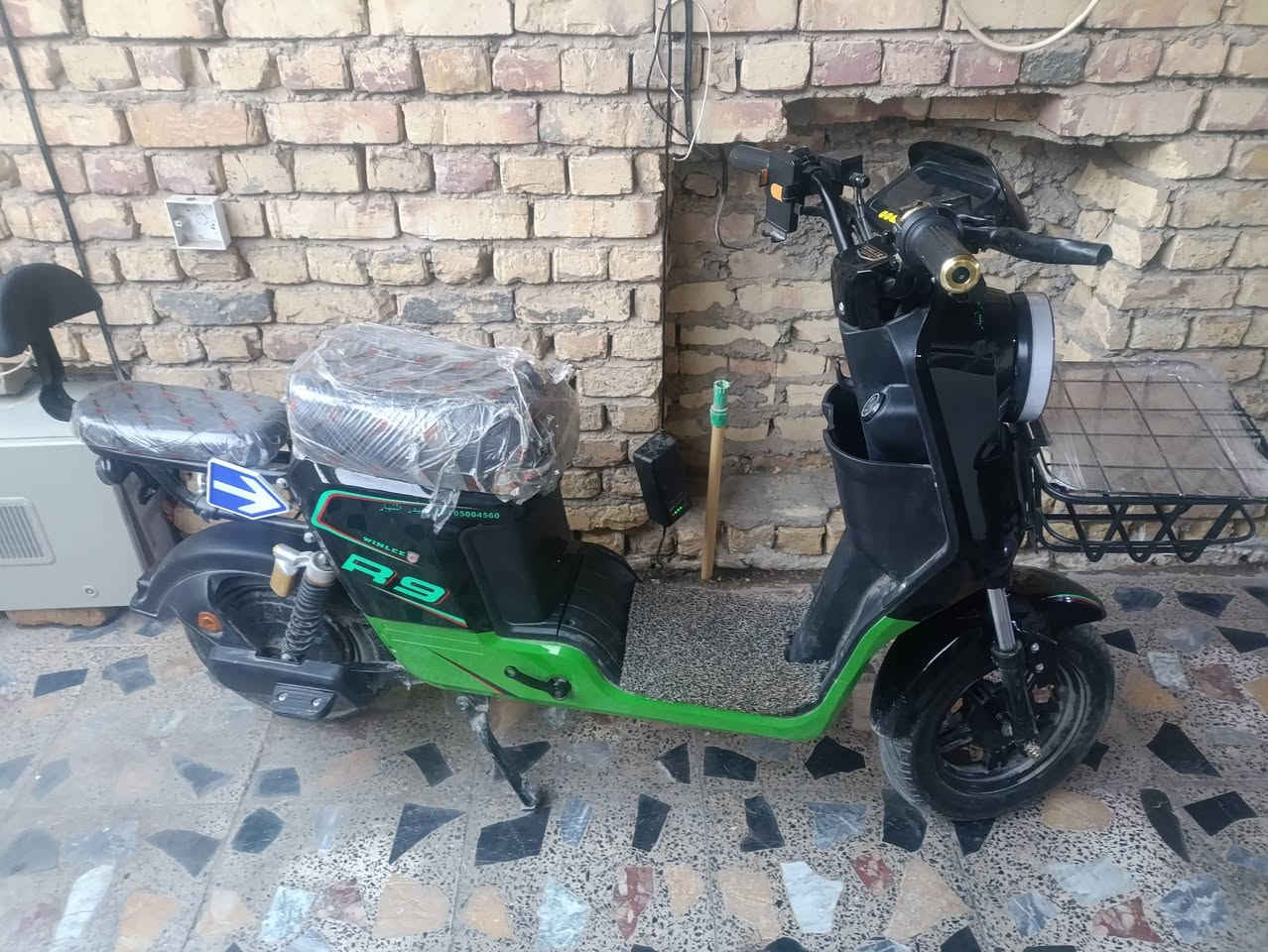 دراجه شحن للبيع R9  بطاريه 5 بطاريه كبير نضيفه مكان الحسينيه*********** السعر 450 بيها مجال قليل
