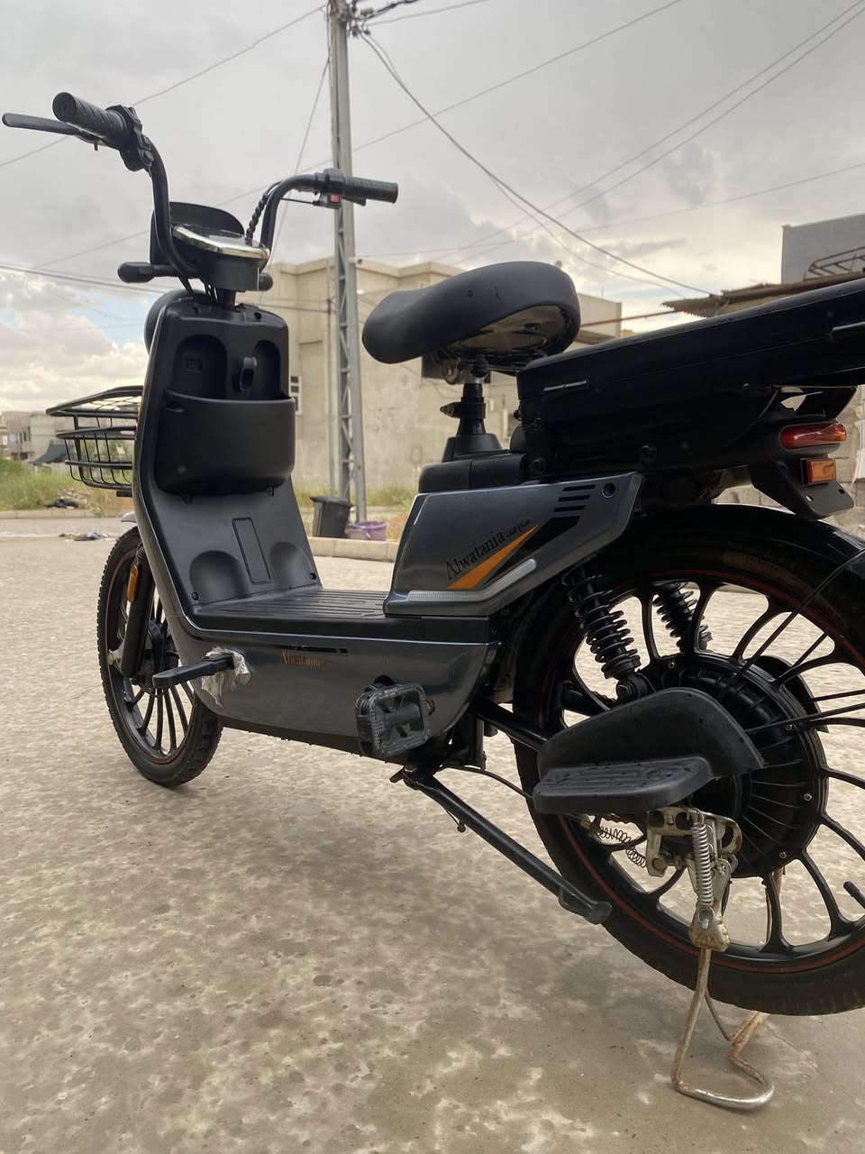 ماطور شحن شركة الوطنيه شرط جديد و خدش ما بي و ما بدل بي شي بس بتريات وبتريات ريان شرط جديده يحتو ي على 5بتريات كبار ودبل سويج و دبل بصمه كله شغال شرط و يمشيك 50 كيلو و بل شحن فول و السعر (350 الف) وبي مجال بسيط و الاستفسار الاتصال على هذا الرقم -***********
