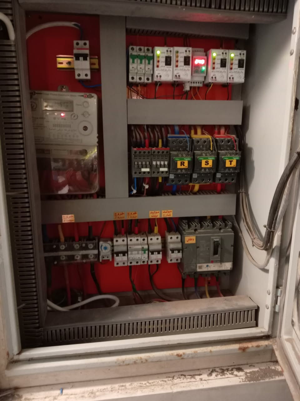 السلام عليكم مستعدون لتأسيس كافة الأبنيه والدور بأحدث التقنيات الحديثة ونظام البورد الكهرباء ats وصيانه كافه البورد الكهرباء وصيانه كافه المعامل اخوكم الفني حيدر الأسدي الكهربائي كربلاء المقدسة *********** يوجد وتساب وفي أنسب الأسعار
