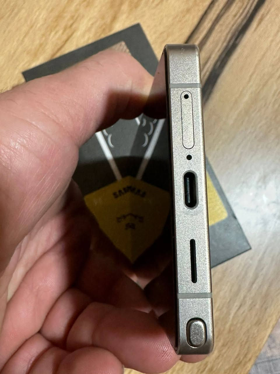 السلام عليكم s25 نظافة ١٠٠% ذاكرة ٢٥٦ اللون المميز تيتانيوم مع كافة ملحقاته حافضات ٢ عدسات حماية شاحنة وكيبل اصليات السعر مليون وميتين مكاني البصرة للأتصال ***********
