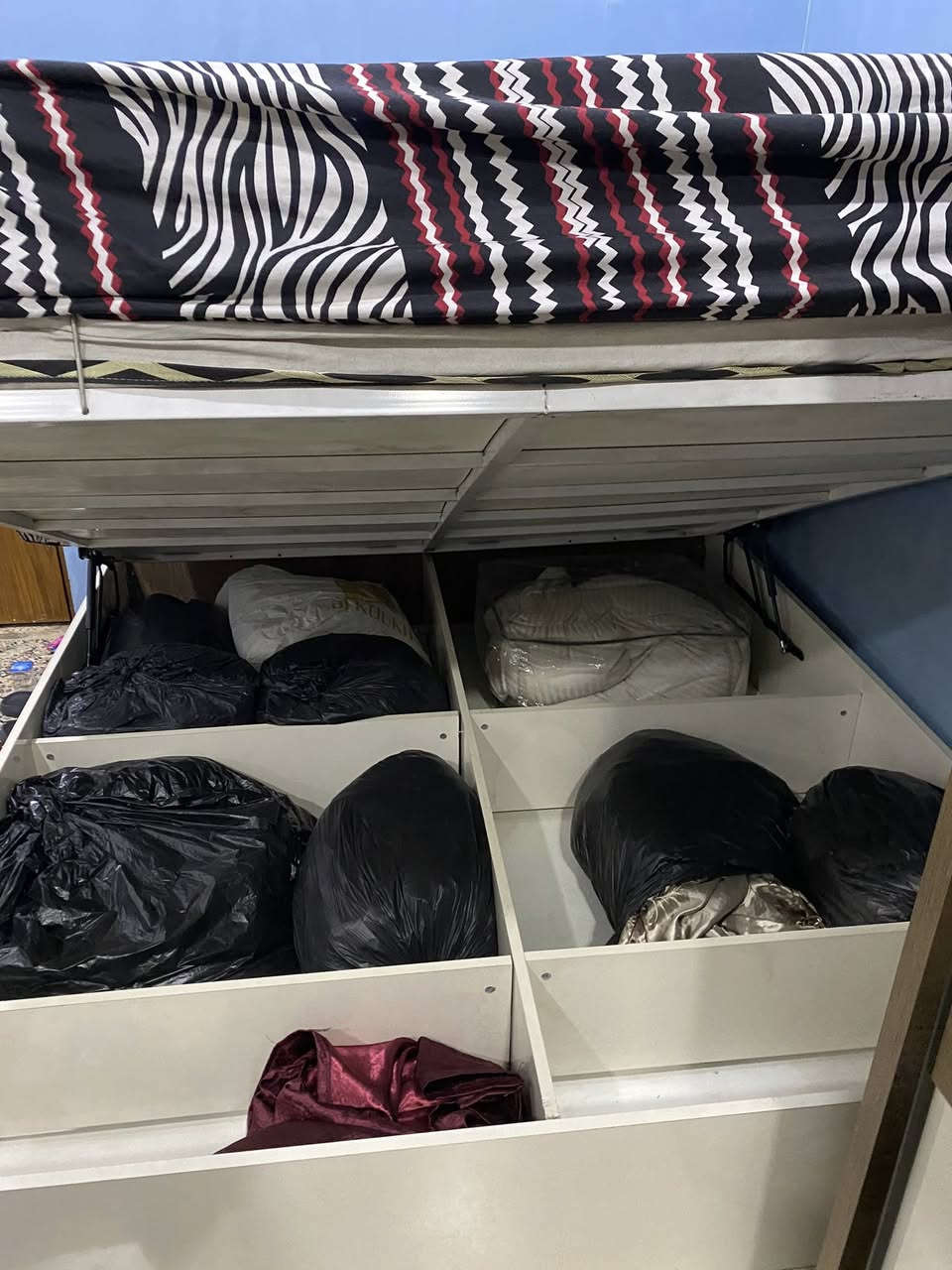 سلام عليكم غرفه تركية للبيع ام المخزن  مكاني بغداد حي العامل سعر 500 وبيها مجال
***********
