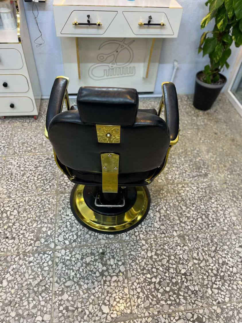 كراسي حلاقه جدد صارلهن سبوع من جبتهن اريد مراوس اذا اكو سود كبار نضيفات سبب البيع محل جبير وهنه ناعمات ،،،، السعر 600 وبيهن مجال قليل مكاني الشعله الخطيب الزراعي ،، ***********
