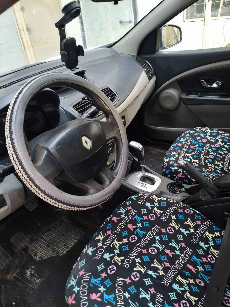 السلام عليكم سيارة رينو فلونس مدريل  2013 رقم بغداد مسطرة  مصفره غرامات سنوية جديدة 2028باسمي محرك وكير جديد سيارة كدام العين تجي تفحص تقتنع وتشتري مكان السيارة الموصل الايسر شرط التحويل غير مسجل على كابون السعر66وبيها مجال بسيط ***********
