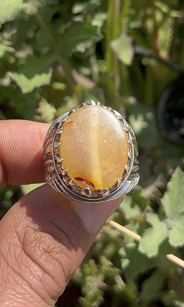 حجـر العقيق معه نوادره الجمـيله و المميـزه 
للاستفسار *********** 
كروب خان فرمان للاحجار الكريمة
