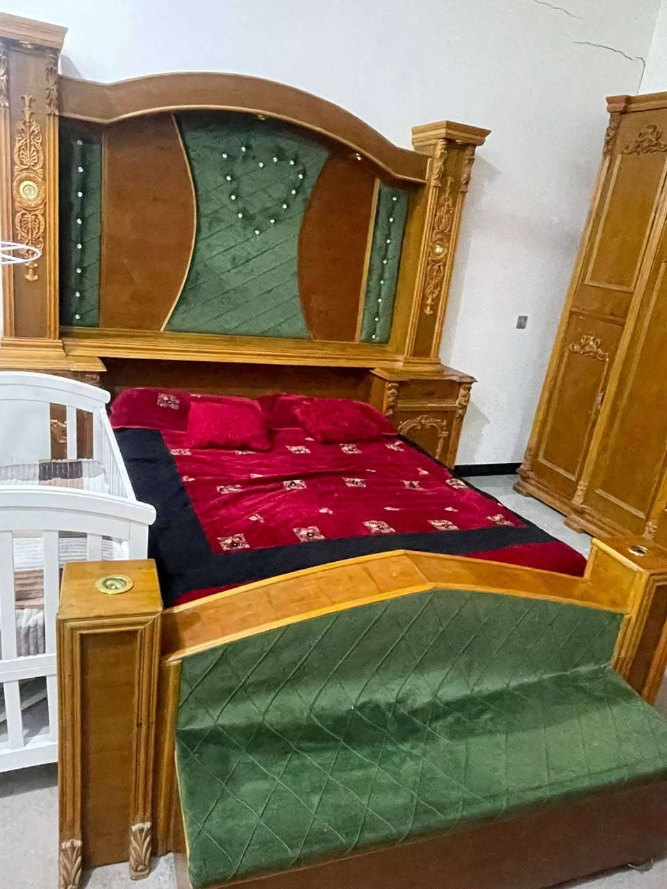 غرفة اخشاب خشب عراقي ثقيل نظيفة بنسبة %90 نجارة بغداد سعرها مليون ونص وبيها مجال للإستفسار الاتصال بالرقم ***********
