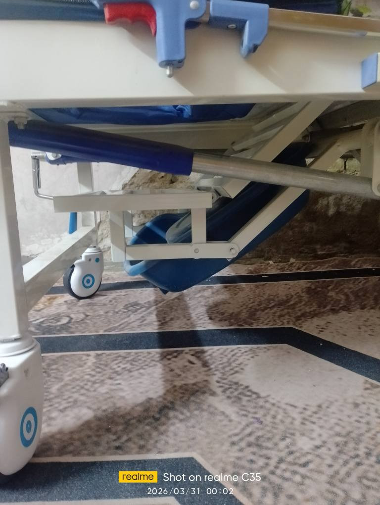سرير ،BAV ، اربع حركات، ميكانيكي ، يحتوي على منضدة متحركة الطعام ، كما يحتوي على حامل الأدوية المغذية ، إضافة الى مساند من الجانبين لمنع سقوط المريض متحركة ، يحتوي على مرحاض للمقعدين متحرك ، كذلك يحتوي على أربع عجلات لسهولة الحركة وبنضام الستوب في كل عجلة على حدا ، اخوان السرير نضيف جدا اخو المستعمل ، سعرة في محلات المستلزمات والأجهزة الطبية  ,375000واني ابيع ب 250,000 وبيه مجال للشراية ، موبايلي *********** للمراسلة والاستفسار عنواني مدينة الصدر قطاع 61 مقابل مركز الكرامة. بغداد, العراق

