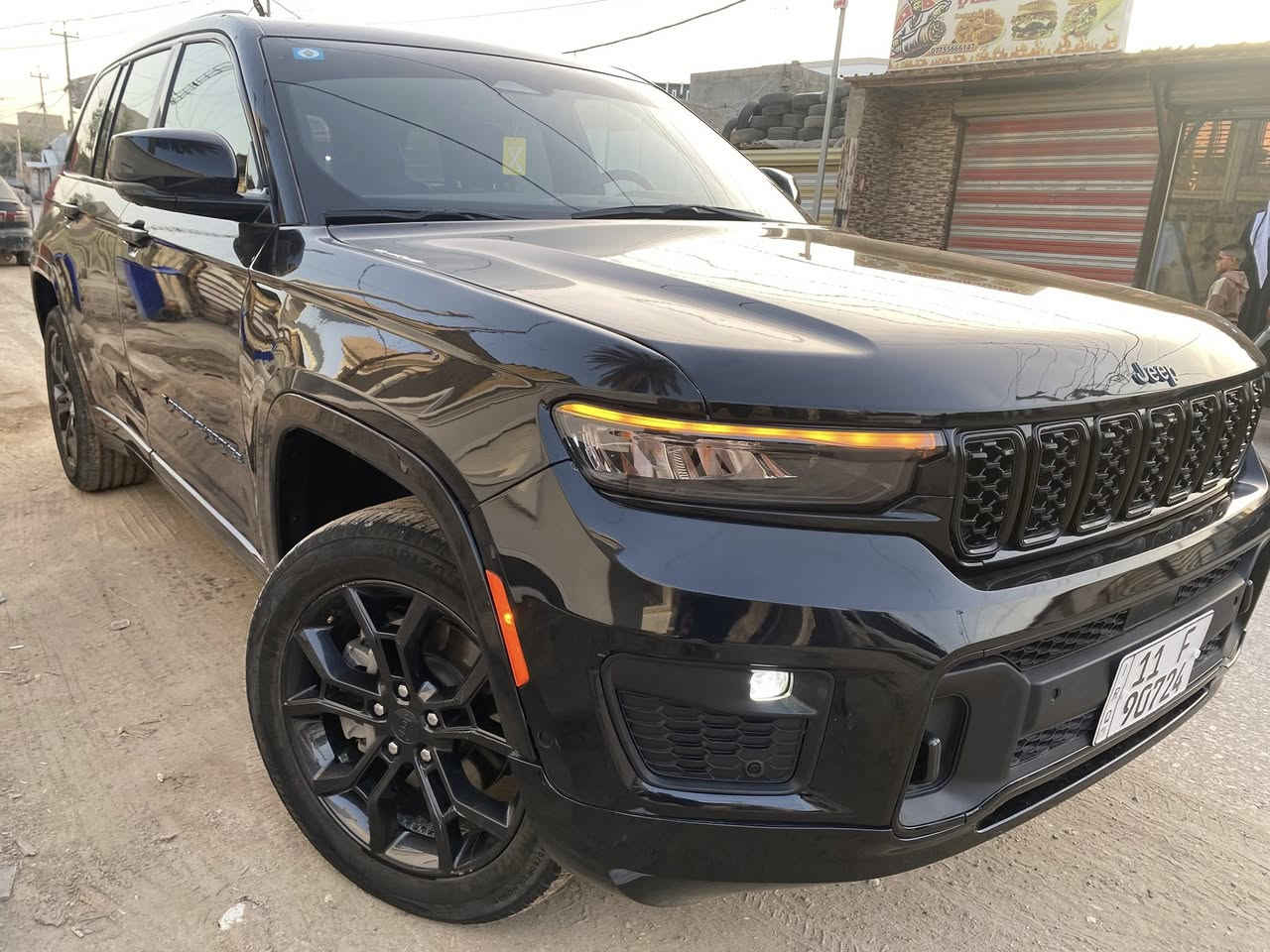 جيب كراند شيروكي 2024 (ثلاثينية) شكل الاوفر لاند 
فول مواصفات 
هايبرد🔴كهرباء🔴بانزين
ماشية(6000)*رقم بغداد بأسمي
-سقف بانوراما
-بصمة تشغيل وابواب+تشغيل عن بعد+نظام ترحيب 
-رادارات امامي وخلفي وجانبي+كاميرات محيطية عدد(6)
حساسات تنبيه امامي وخلفي+زراك كاميرا امامي وخلفي
-كشنات جلد+كشنات تدفئة وتبريد+كشنات كهرباء
-شاشة كبيرة گاربلي+ستيرن كهرباء+تدفئة بلستيرن+شفتات ستيرن+شحن وايرلس لوحة التبريد رقمية+قطعتين تبريد
-خزّن ميموري+جنطة كهرباء+سماعات البيني ودمام خلفي+جنطة كهرباء 
-لد امامي+بلوجكتر+اشاير وهيترات بلمري
-هلالات والدوس اسود لامع بلون السيارة+دبل اكزوز
-الظرر/بنيد وجاملغ جهة اليمين
السعر/285 ورقة
للأتصال/***********
