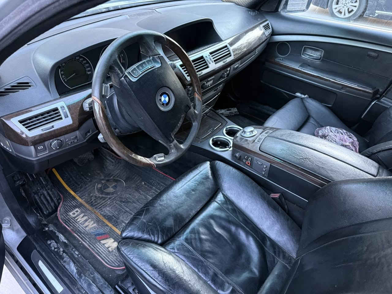 السلام عليكم 
باخره 2001 745i  V8 
صبغ عام بدون ضربه
كير مكينه بالشرط 
فول مواصفات 
بوب شفط 
فتحه بالسقف 
كشنات هيتر 
ستيرن كهرباء 
دمام جوه الكشن ذ
سيدير جنجر 
بردات 
لايت زينون 
جنطه شفط 
&السيارة بيهه ABS حساس واكف 
داخلهه يحتاج ترتيب 
السايد بريك عاطل 
السيارة بأسمي شرط التحويل السنويه 2031 جديده هزه جديده 
السعر 88 بيهه مجال كلش قليل حك جيتك 
المكان كركوك ***********
