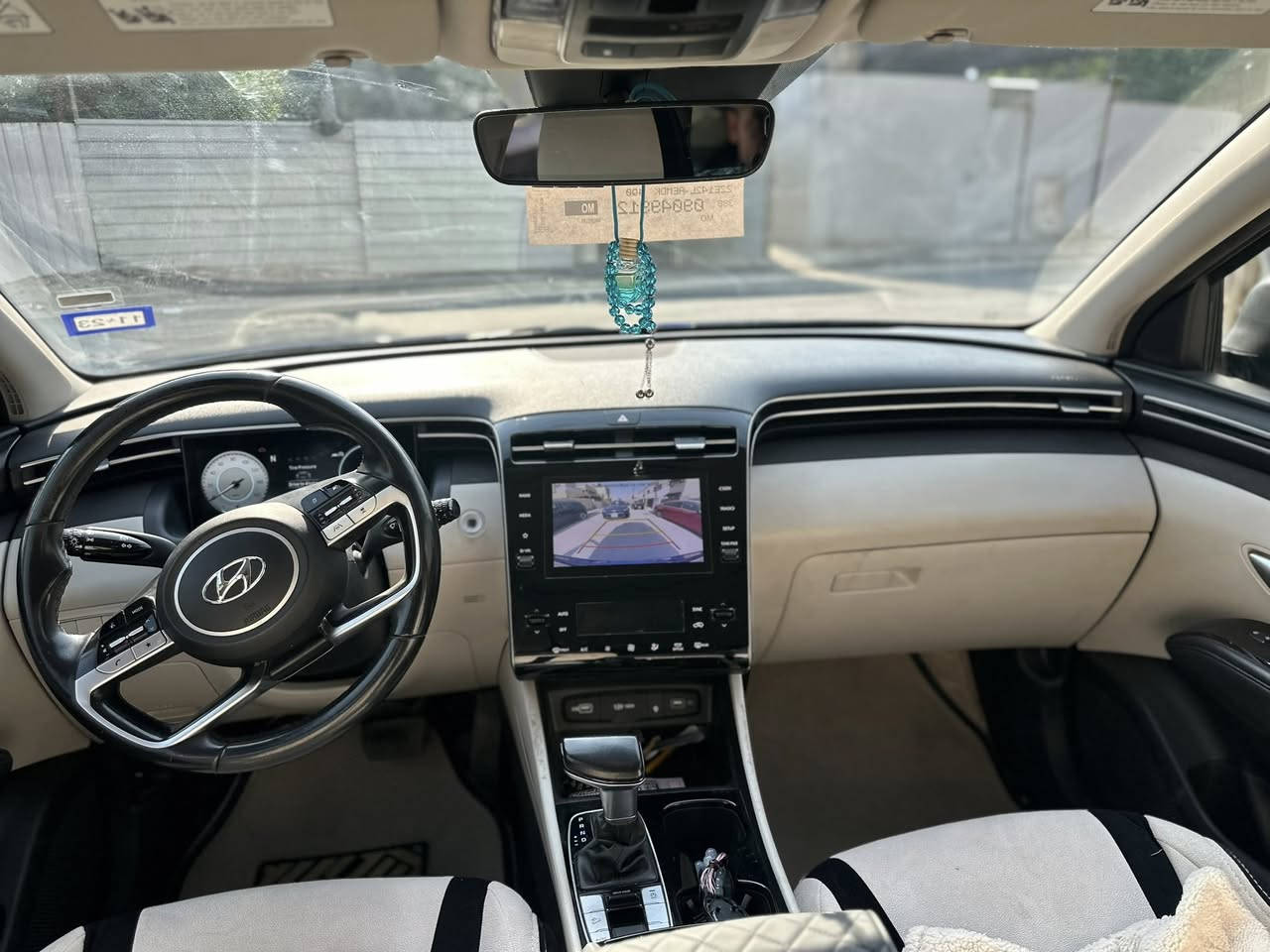 السلام عليكم 
توسان 2022 فول مواصفات رقم أربيل بأسمي 
فتحة بصمة رادارات كشن كهراباء داخل لونين تشغيل عن بعد  وارد أمريكي حادثها جانبي بدون ايرباك اشاير بالمري نقطة عمياء 
شاشة دجتل شاشة كامرة 
محرك 2500 
نضيفة جداً ب185 
***********
