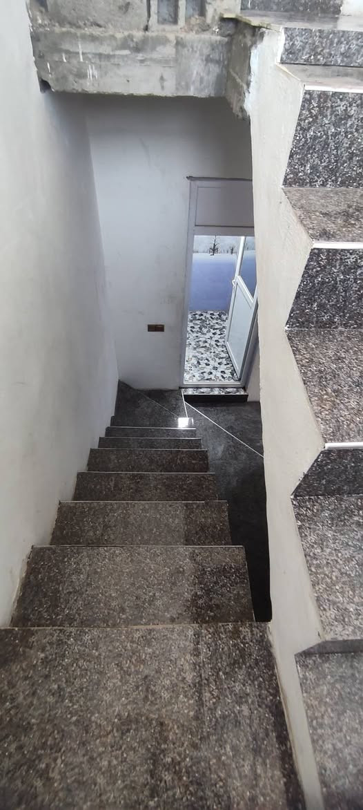 بيت للبيع مساحة البيت 120م طابقين جاهز من كل النواحي سيراميك من السطح لباب الخارجي يحتوي كل طابق على غرفة و صالة و منور عدد2 وصحيات و مطبخ و استقبال العنوان كاطون الرحمة شارع الصحفية رقم القطعة (6408) 
السعر 115وبي مجال قليل 
 متواجد فيس او (***********)بي واتساب رقمي
