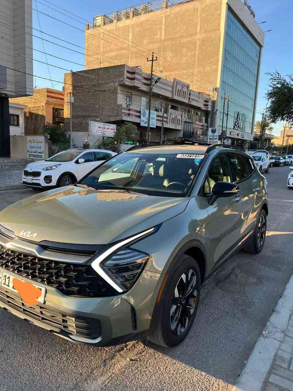 السلام عليكم كيا سبورتج2024
الشكل الجديد حجم الكبير لارج محرك 2500 رقم بغداد 
حادثها بابين و جاملغ بدون ايرباك
المواصفات
دشبول متغير الالوان الكتروني
تحكم ستيرن جهتين
كامرة دوارة 
تبريد قطعتين 
حساس خلفي
رادار
هند بريك بصمة
دفع رباعي
اوتو هولد
رادار امامي 
مكان السيارة بغداد *********** 
السعر 210 الف وبيها مجال حك الجيبه
السياره جديده كلش ماشيه 24الف اخت الزيرو بغداد, العراق
