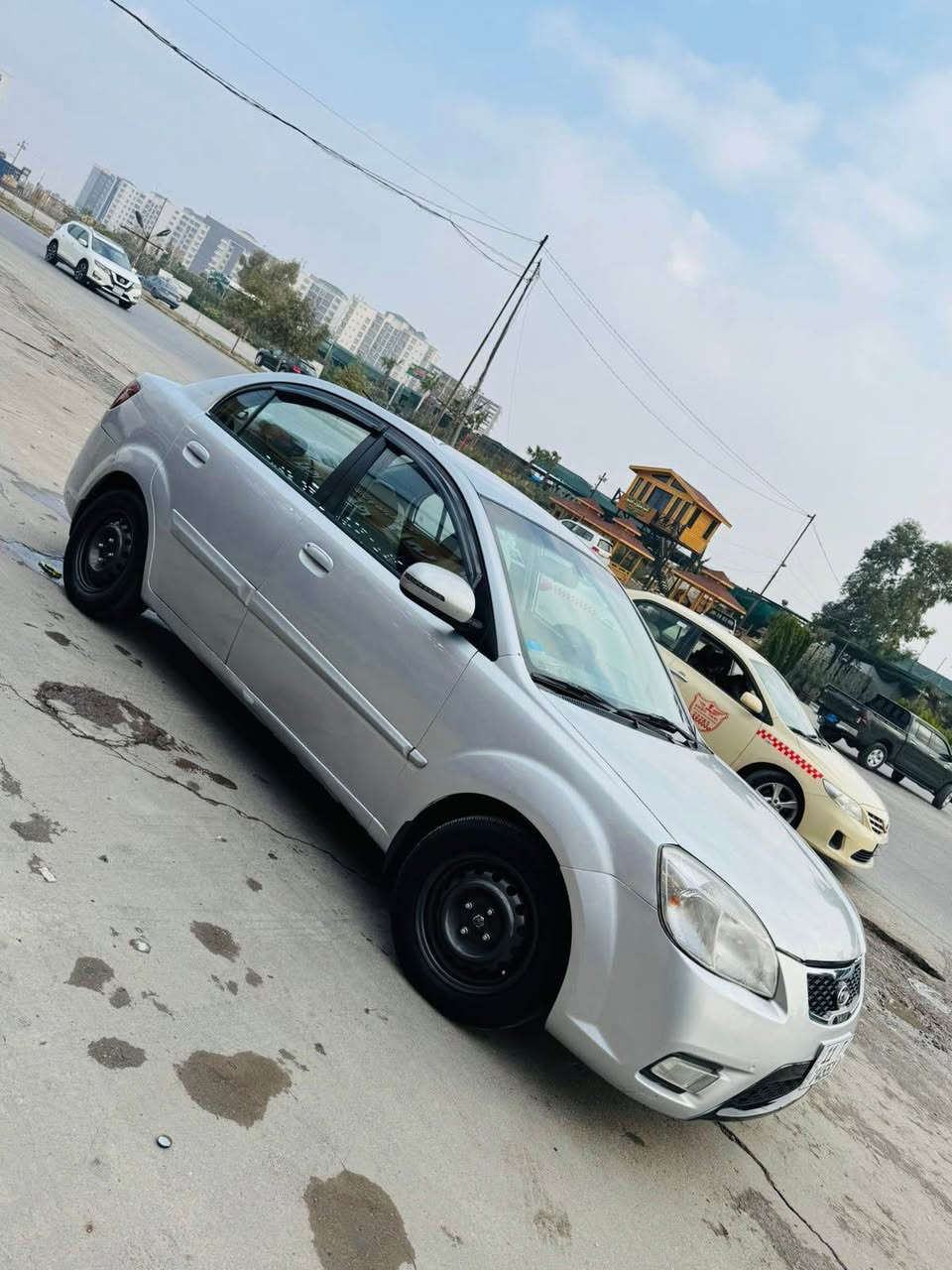 السلام عليكم 
ريو خليجي 2012 للبيع
محرك 1600
السياره كامله اي نقص مابيها 
بيها قطع صبغ بدون دواخل ابيع حزام 
للاسفسار ***********
مكان السياره بغداد الاغظميه
السعر المطلوب 85 وبيها مجال بسيط بغداد, العراق
