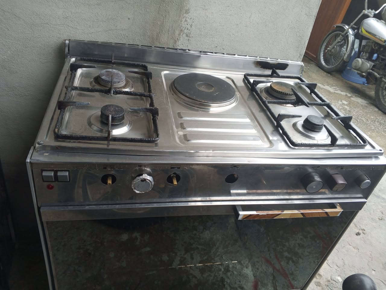 طباخ عشتار كلش نضيف شغال سعره 65 بيه مجال شي بسيط عنوان كركوك اتواصل وتساب ***********
