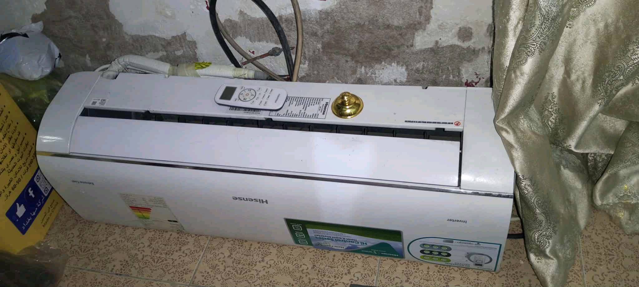 السلام عليكم غراض نضيفه جدا كل حاجه وسعره المكان الدوره سبلت طن ونص هايسنز استخدام موسم واحد ضمان لمده 10سنوات نقصه بس بواري انفيرتر وتحكم امبيريه وبي واي فاي تربطه على التلفون تشغيل من بعد ثلاجه صغيره هايسنز كاروك طفل تخم من 3قنفات مثل ماموضح بصور