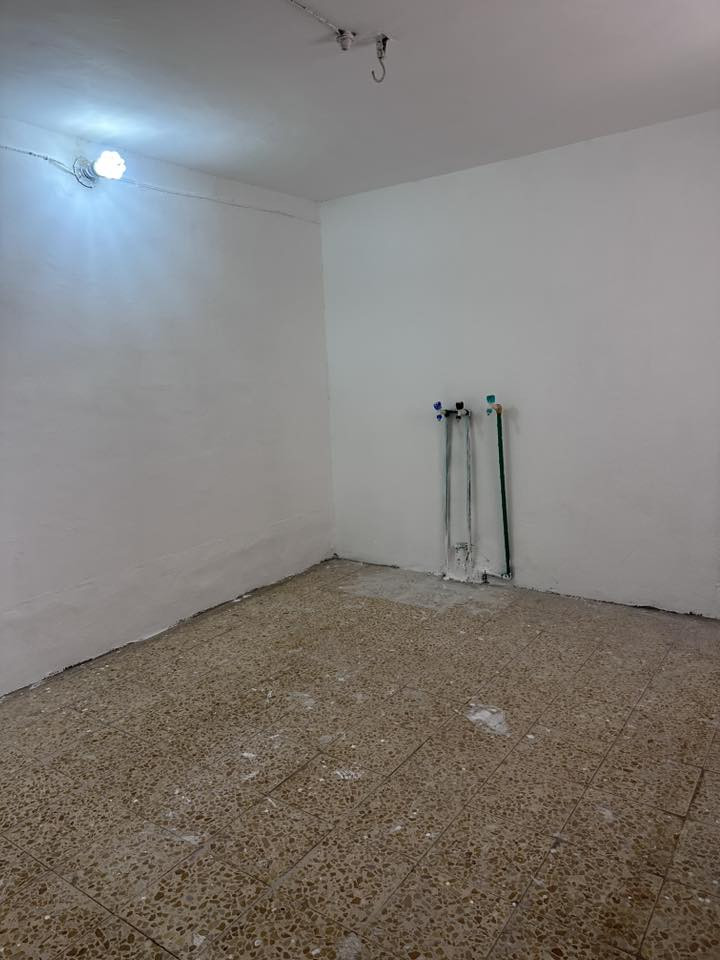 شقة للايجار في حي الجامعة خلف الكفيل مساحة ١٥٠ م للاستعلام الاتصال على الرقم             ‭٠٧٦٠ ١٨٥ ٨٩٤١‬
