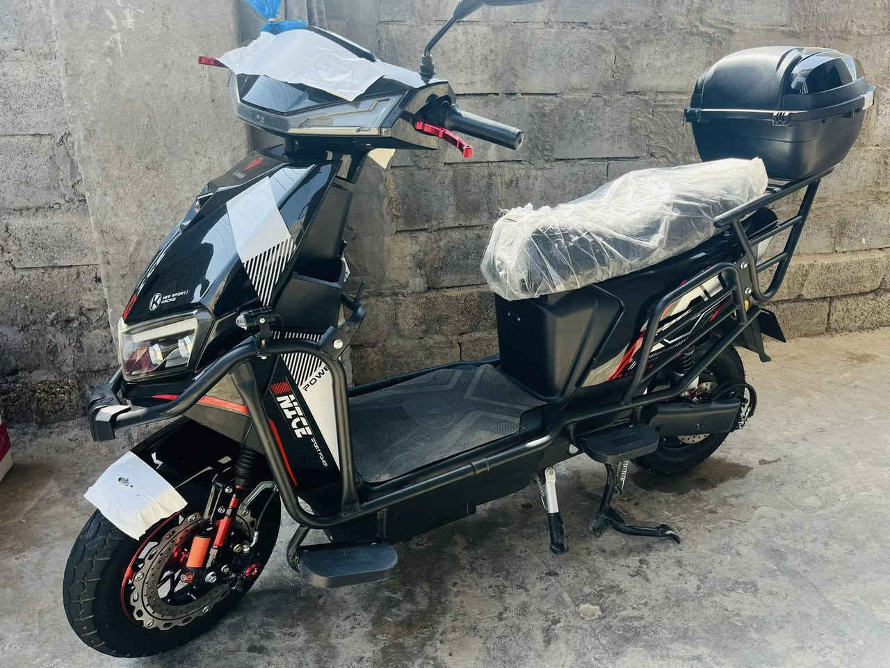 سلام عليكم للبيع ماطور شحن شبح ((ألماسه)) موديل ٢٠٢٦ بعده جديد مستعمل اقل شهرين شرط الفحص فول لاتيات زنون عالي ناصي دبل إشاره لدات أماميه خلفيه ٦ بطاريات ٤ سرعات سرعه ٩٩ السعر ٦٥٠ بي مجال بسيط لاتصال ***********
