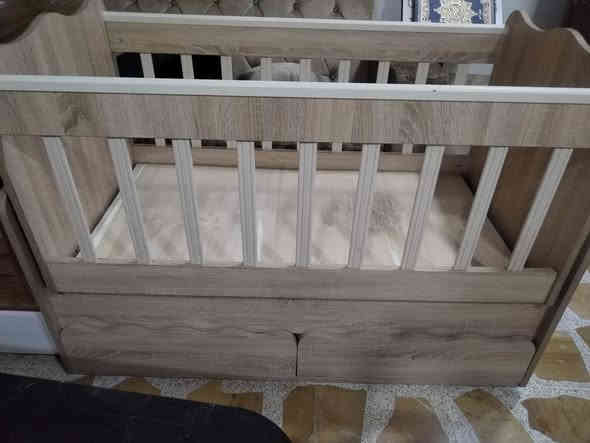 تخت أطفال عدد 2 هزاز بحاله جيده جداً السعر 130 الف مكاني حي البكر سايدين الكنيسه رقم الهاتف ***********
