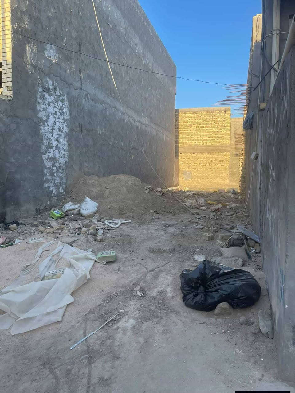 السلام عليكم 
 بتلوا للبيع مدفون وكامل طابو زراعي (المساحه 120)في نادر الاولى على الشارع الخدمي بالقرب من فرن صمون بركات ام البنين منطقة حلوه يوجد فيها كافة الخدمات والبتلوا بأسمي  للاستفسار الاتصال على الرقم ) (***********)
