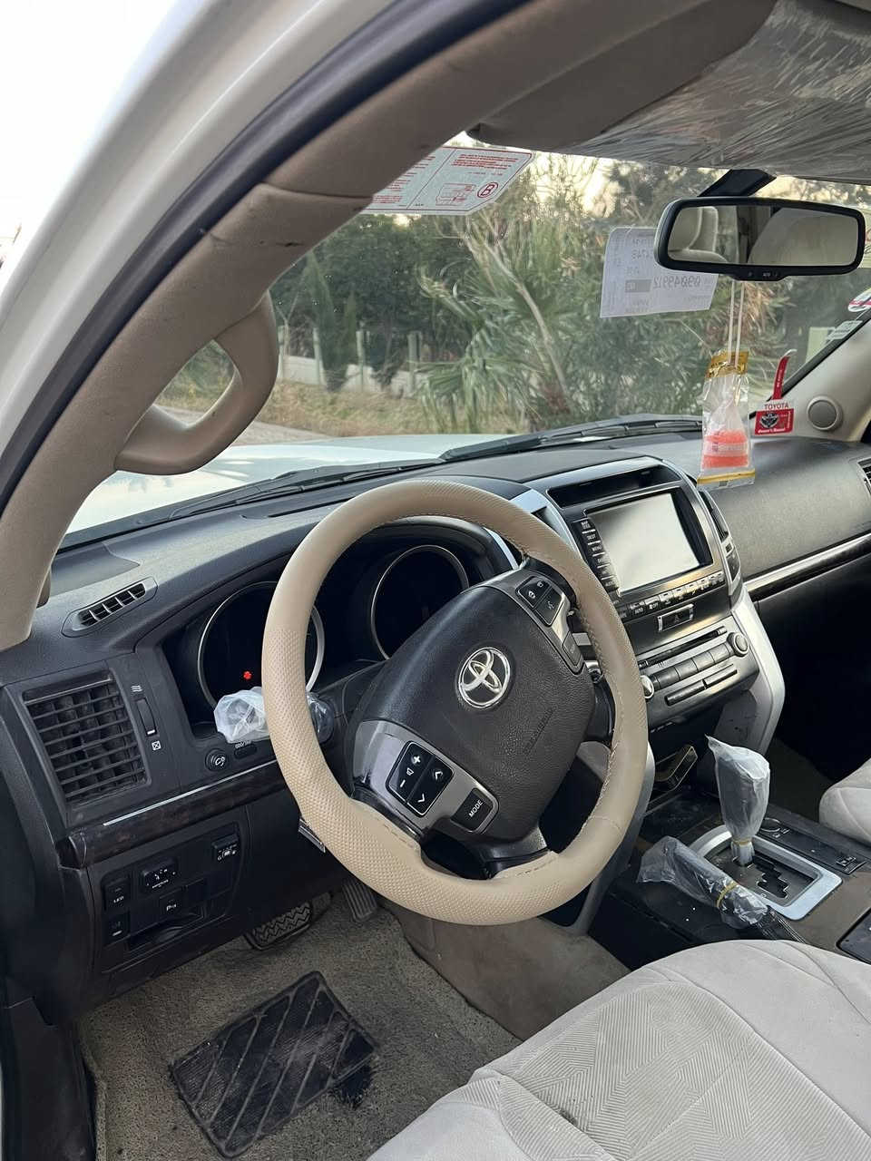 دوبةي 2008سبوغ عام لةسةرساغة بئ دةعم پشتو پيش كةپس موس براوة بةشةرت فولة سةيارةكة گير مةكينة بةشةر توندو تؤلة چركةي تيا نية غازو بةنزينة *********** نرخ 185گةلا
