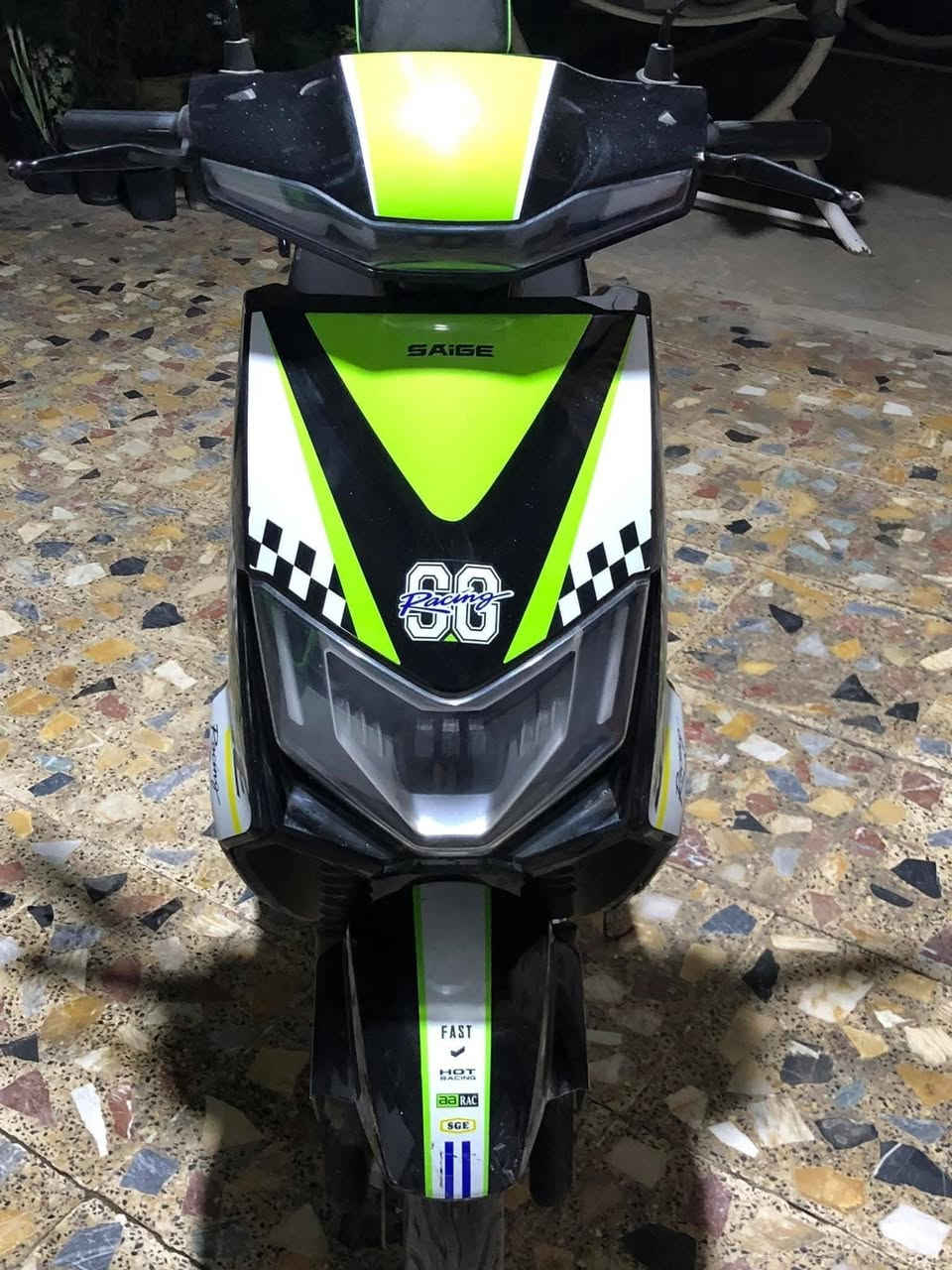 مواصفات الدراجه
1. 6بطاريه اصليه 
2. بصمه تشغيل عن بعد 
3. آنذار سرقه 
4قفل استيرن 
5. لايت عالي ناصي +دبل اشاره 
6. منفذ يويبس 
دراجه اي نقص ما بيها من البيت للمدرسه, السعر 700بيها مجال 
مكاني بغداد الشعب ***********
