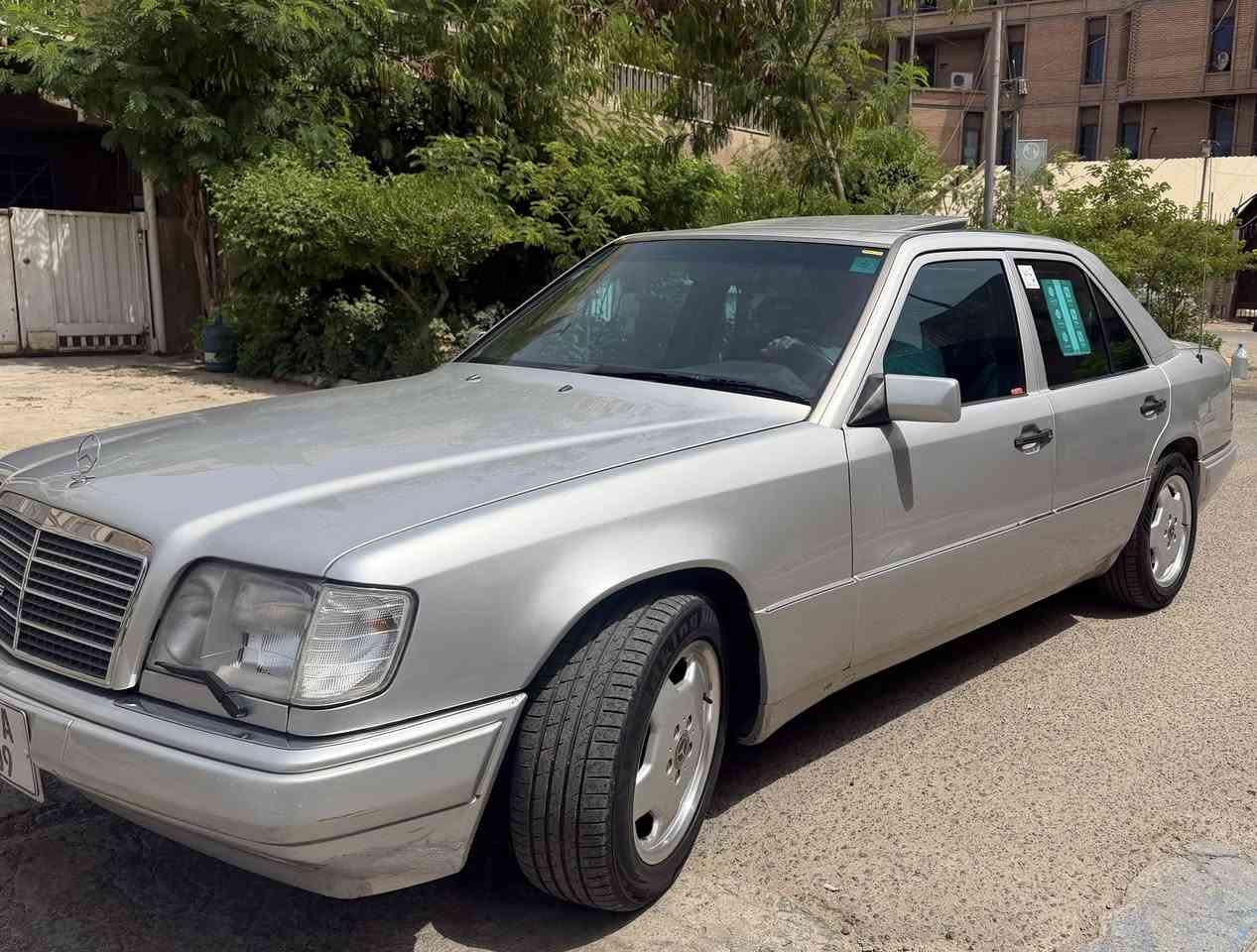 السلام عليكم شباب
مارسدس بيبي 1993 
سياره جديده بمعنه الكلمه 
تبريد ثلج 
حماوه خير من الله 
تخم تايرات 
مكينه وكير مكفولات 
مكينه 320  خراطيم 
داخل السياره جديد 
سياره بدون نقص 
بسمي تحويل مباشر 
مشروع وطني هزه جديده 
سياره خير من الله 
بدون كول نقص
كشنات كهرباء 
فتحه طكتين 
السعر 125 وبيهه مجال 
رقم مميز 
*********** 
مكاني بغداد شارع الربيعي 
تحياتي للجميع
