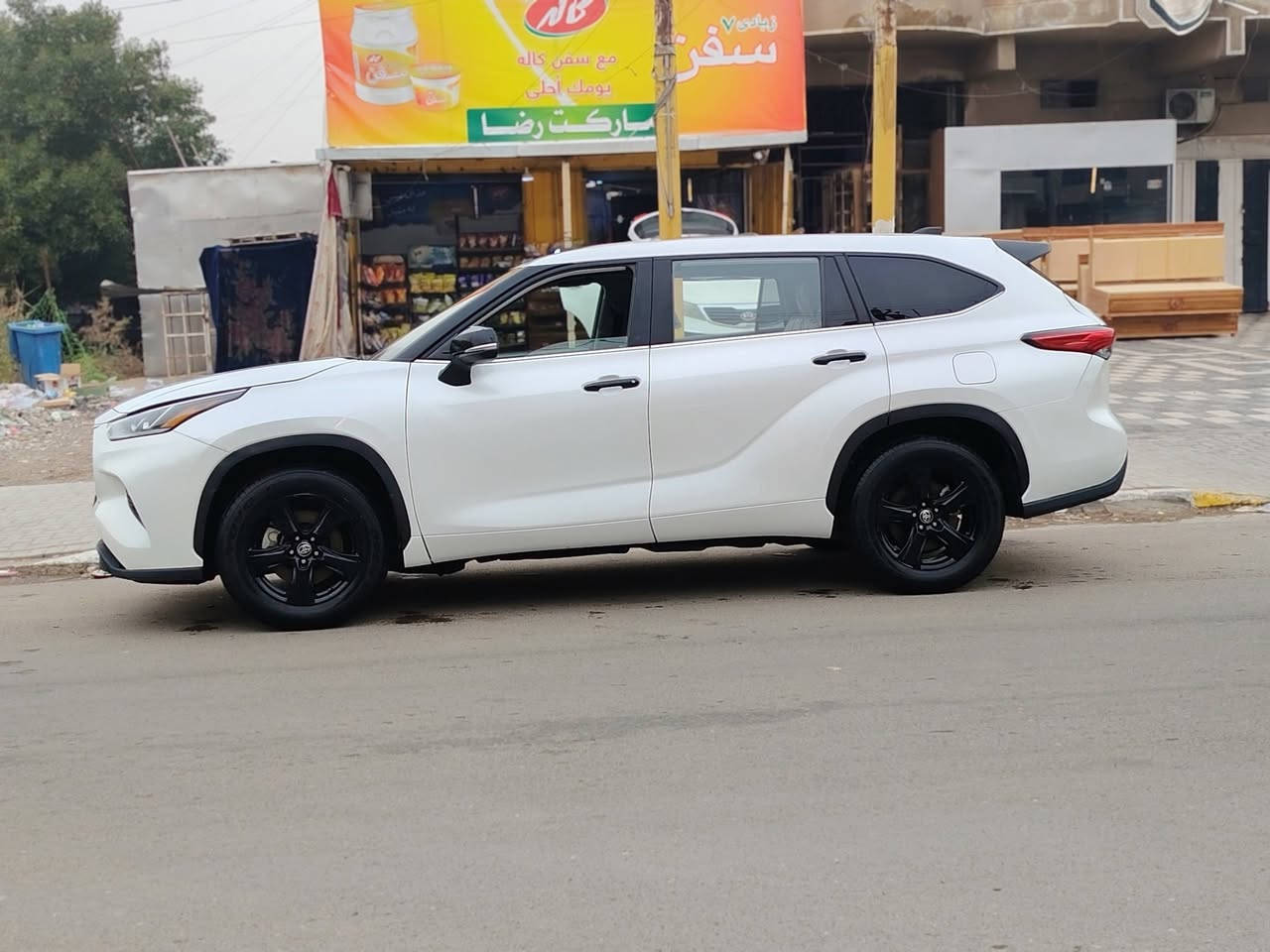 السلام عليكم هايلندر وارد امريكي هايبرد لون ابيض ٧ راكب  موديل ٢٠٢٣ ماشية  ٢٣ الف ميل فقط حادثها قبق صندوك وجاملغ خلفي وشوية من القمارة من الخلف بيها صبغ...والبنيد بيه بارد
رقم بغداد باسمي للبيع السعر ٢٢ ونص الاتصال على الرقم *********** مكان السيارة بغداد القادسية قرب ساحة قحطان
