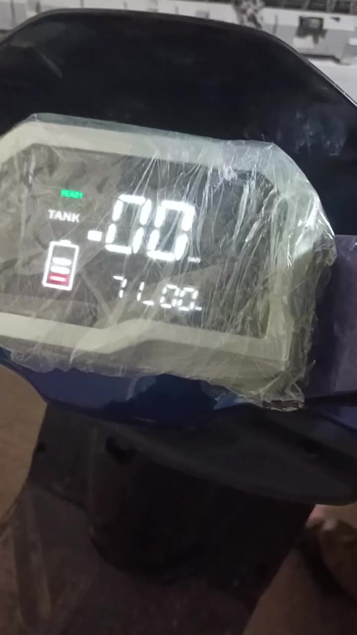 ‏السلام عليكم دراجه تانك 6بطاريات كبار مديل 2025 بيها ضربه بصيطه بل كفر الجانبي والهورن واكف بي عطل بسيط بيها نظام الرجوع R اربع سرع السرعه مالتها 99 نظام بلوتوش mb3تمشي بل شحنه الواحده 40كيلو  السعر خاص او على الواتساب ***********مكاني بغداد مدينه الصدر
