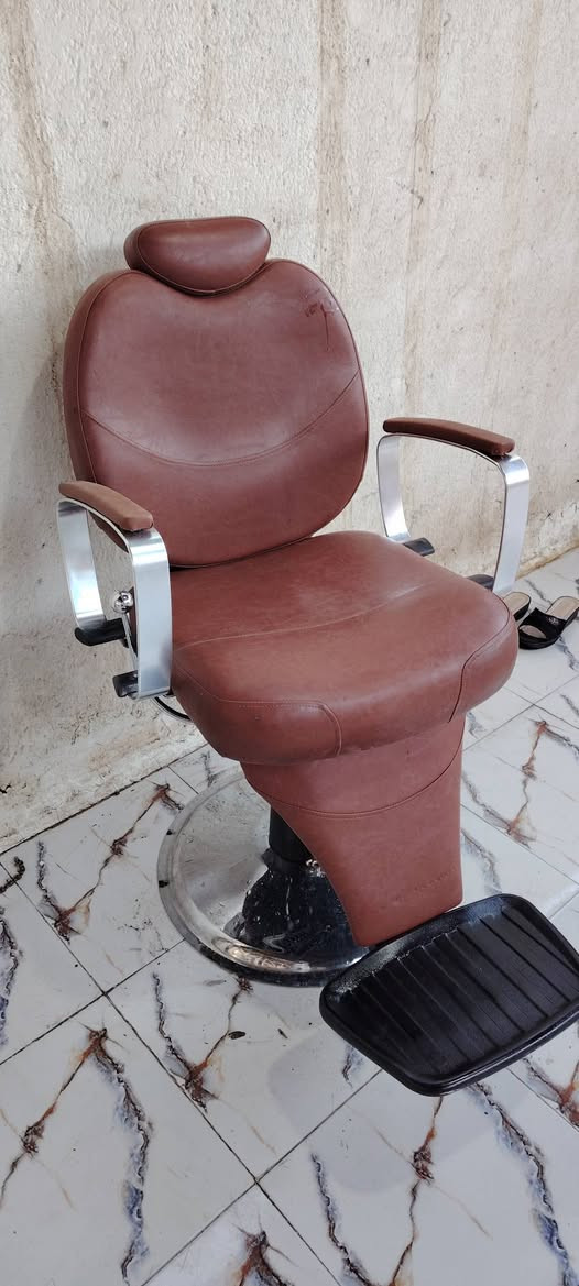 كرسي حلاقه البيع ونظيف وشغال مكان بابل مدينه القاسم //*********** //***********
