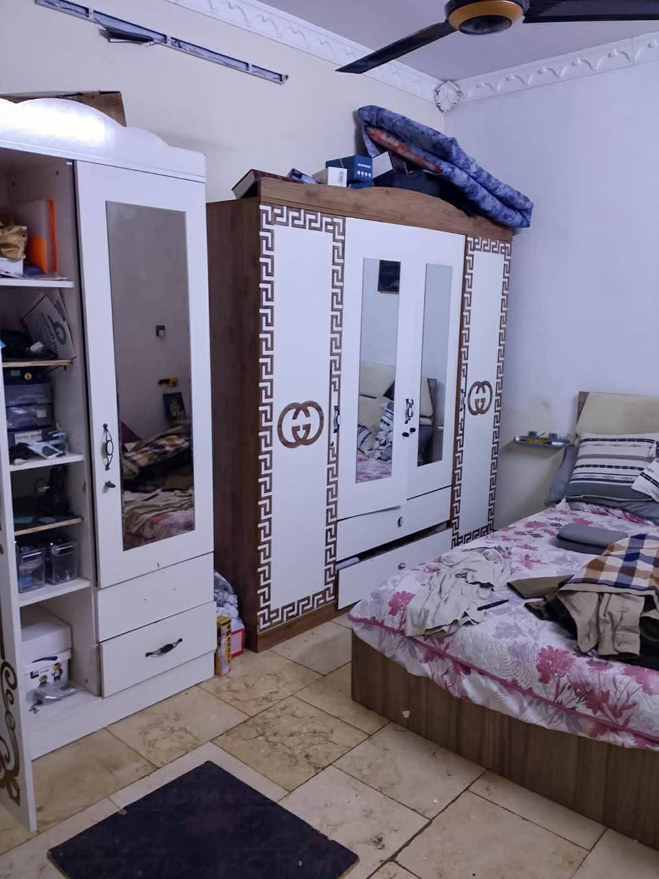 ***********  بغداد سبع ابكار محله 340 
بيت ( طابو سكني ) للبيع بناء حديث مساحة 94 متر واجهة 4متر   كراج   و الارضي يحتوي ع صالة ومطبخ وغرفة نوم وخدمات. طابق ثاني 3غرف نوم. وحمام غربي  طابق ثالث  بيتونة وغرفة سندويج وسطح  طبعن كاونترات وسبلت من ضمن البيع. خدمات فووول تبليط احلى محلة عرض الشارع 8م وبي رصيف  ( بسبع ابكار المربع الذهبي )
*********** بغداد, العراق
