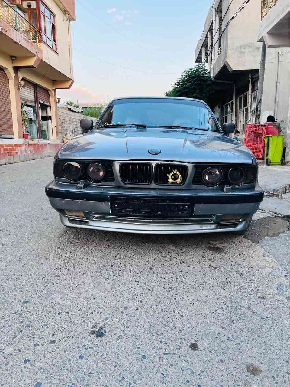Salam 
BMW 525.  1993:مۆدیل
گیرحادی دەبل دجیتاڵ سوکان ئیرباگە  سلایتە  دوو جام کارەبای 
سیارەکە  پشت و پیشی کەپسە بڕانەوەی بەشەرتە لەسەر ساخە عامە بۆجوانی
کارەبای مەزبوتە 
٤تایەو ویلی 95 لەژیرە 

سیارەکە مەنەفیستە کیشەی مەدەنی بەشەرتە :
سحر:٢٥ مەجال
ژم:***********/***********
شوین:هەریر 
 
ادمین❤️ شقلاوة, أربيل
