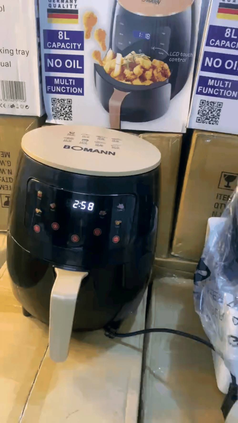 قلاية هوائية بومان سعة كبيرة 8 لتر – شاشة لمس LCD – قدرة 2400 واط

الاستخدامات

طهي المقليات الصحية بدون زيت مثل الدجاج، البطاطس، السمك، البروستد، والناجتس.

تحضير المخبوزات الخفيفة مثل الكيك، المافن، السمبوسة، والكرواسون.

إعادة تسخين الطعام بطريقة تمنحه قرمشة أفضل من المايكروويف.

شيّ اللحوم والخضروات بسرعة وبمذاق صحي.

مناسبة للعائلات، العزائم، والمناسبات بفضل سعتها الكبيرة.

المميزات

سعة ضخمة 8 لتر مناسبة للعائلة وتسمح بطهي كميات كبيرة دفعة واحدة.

قدرة عالية 2400 واط لتوزيع حرارة سريع ومتجانس.

شاشة لمس LCD للتحكم بالوقت والحرارة بسهولة.

غلاف خارجي أنيق بلون أسود مع لمسات ذهبية.

وظائف متعددة لعدة أنواع من الطعام (دجاج، بطاطس، مخبوزات، لحم…).

تحكم حراري دقيق من 80°C حتى 200°C.

مؤقت إلكتروني للتحكم الأوتوماتيكي بوقت الطهي.

سلة داخلية قابلة للفصل لسهولة التنظيف.

تشغيل صحي بدون زيت للحفاظ على نكهة الطعام بكمية دهون أقل.

تصميم آمن مزوّد بقاعدة ثابتة لمنع الانزلاق أثناء التشغيل.

نوع القابس: أوروبي ثنائي مع أرضي.

طول السلك: 70 سم.

محتويات الصندوق

قلاية بومان الهوائية 8 لتر.

سلة الطهي الداخلية.

شبكة معدنية ملحقة للخبزالشوي.

دليل الاستخدام.

الملاحظات

أبعاد الكارتون: طول 30 × عرض 30 × ارتفاع 35 سم.

مناسبة للجهد الكهربائي 220–240V  50–60Hz.

يفضّل عدم غسل الجزء الخارجي بالماء مباشرة (يمسح بفوطة).

السلة الداخلية قابلة للتنظيف بسهولة بالماء والصابون.