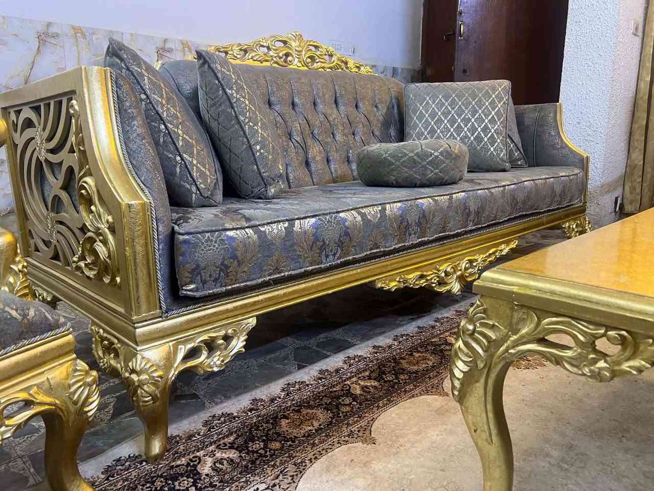 تخم ملكي تركي دزاين ايطالي 10مقاعد مع فاترينه وطبله وسطيه مكان المنصور للتواصل واتساب فقط ***********
