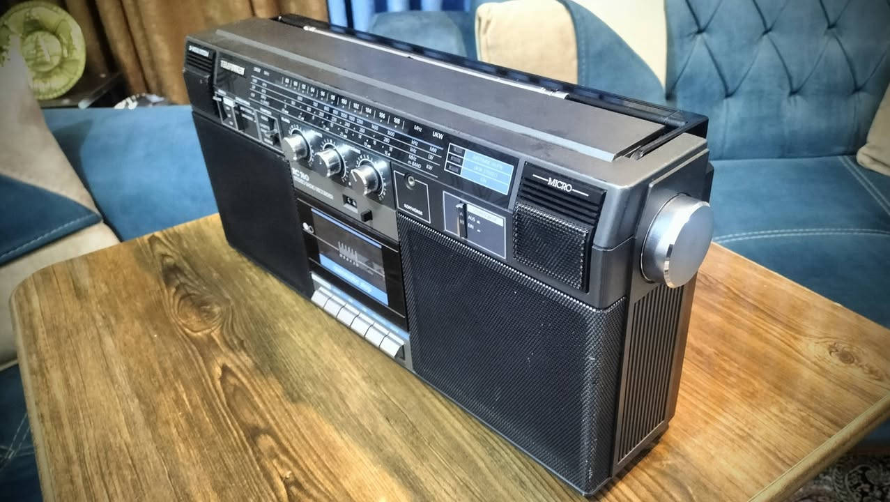 راديو ومسجل تليفونكن الماني الصنع في منتصف الثمانينات وبحالة ممتازة جداً وبدون أي عيوب ويستقبل جميع المحطات الإذاعية ومنها FM.
نظام الصوت ستريو لوجود المضخمات والسماعات الكبيرة التي بالإمكان استخدامها ايضاً مكبّر صوت عبر ربط الهاتف النقال بكيبل ومن ثم في الفيش الموجود خلف الجهاز.
الراديو كبير عرض ٤٤ سم ويعمل بكفاءة على الكهرباء او البطاريات.
المكان بغداد ويوجد توصيل للمحافظات كافة.
السعر ٩٠ الف.


**إذا كنت صاحب هذا الإعلان وتريد حذفه لأي سبب، رجاءا أرسل رسالة إلى الدعم الفني**